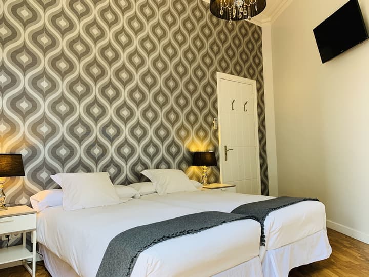 Super Balmes Guest House