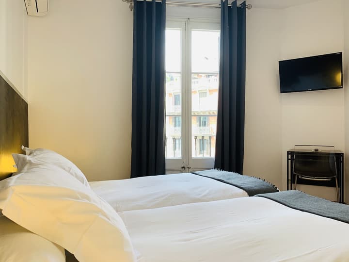 Super Balmes Guest House