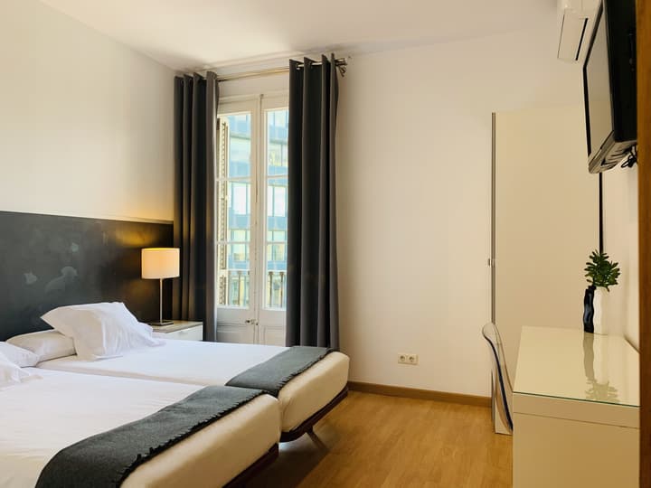 Super Balmes Guest House