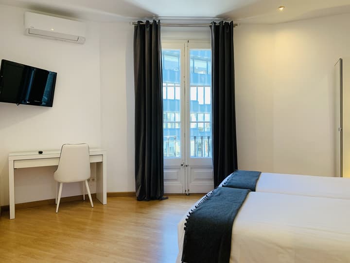 Super Balmes Guest House