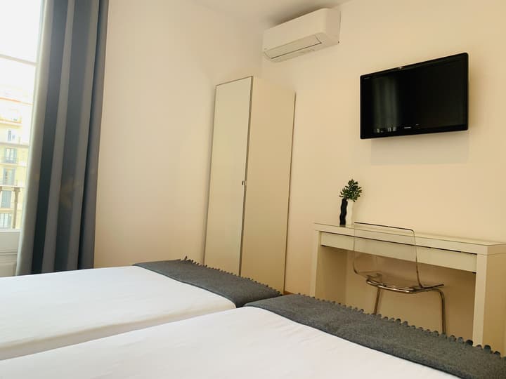 Super Balmes Guest House