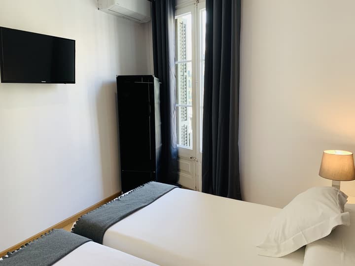 Super Balmes Guest House