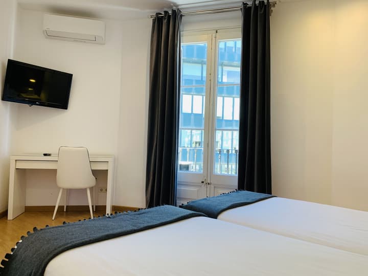 Super Balmes Guest House