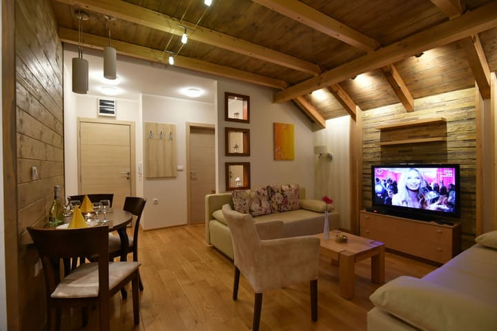 Villa Natural Wood