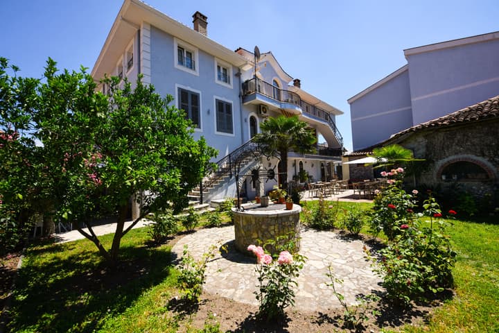 Rose Garden Hotel