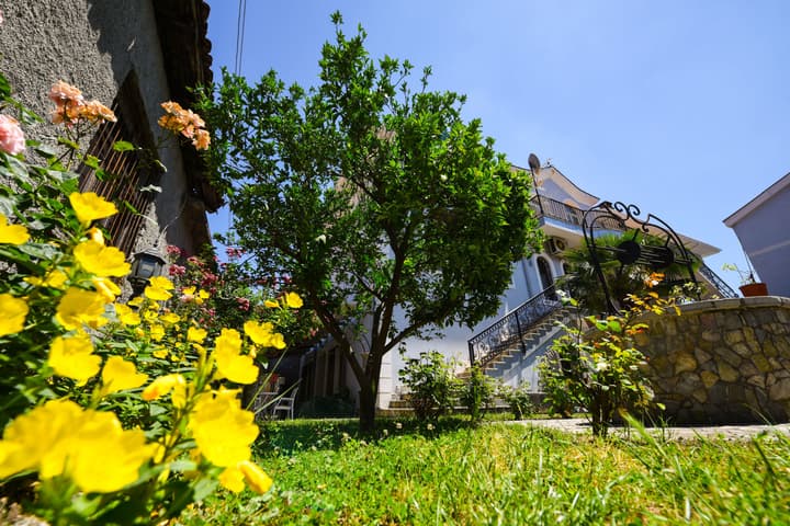 Rose Garden Hotel