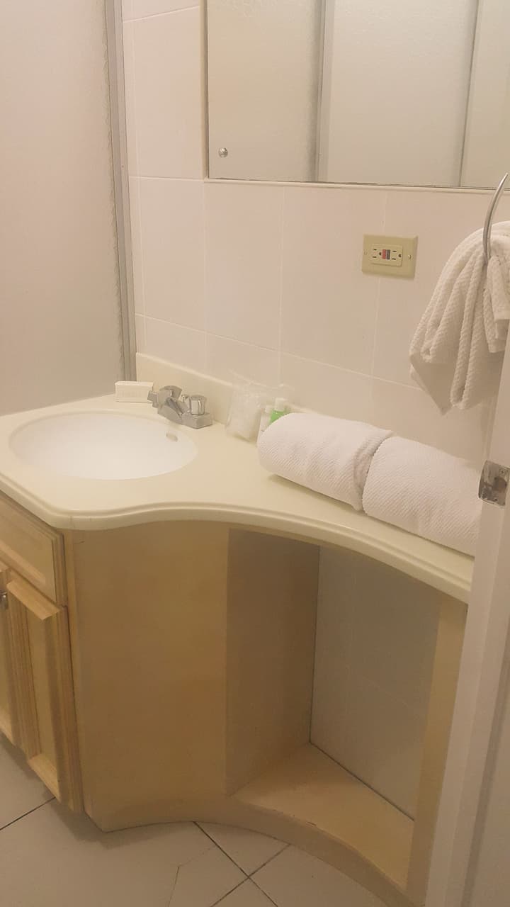 2 Bed Apt with Balcony at Runaway Bay