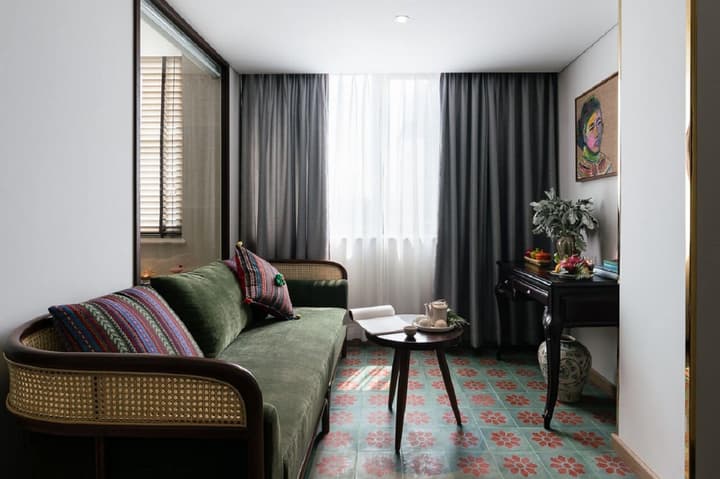 Au Lac Legend Hotel