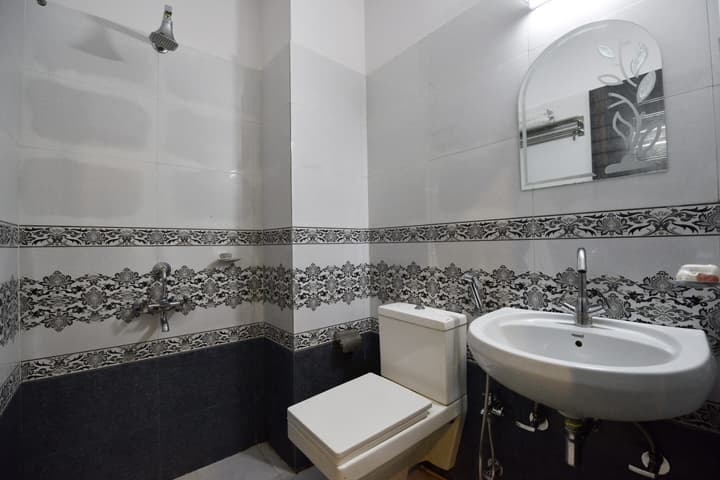 OYO 3311 Hotel Apple 9