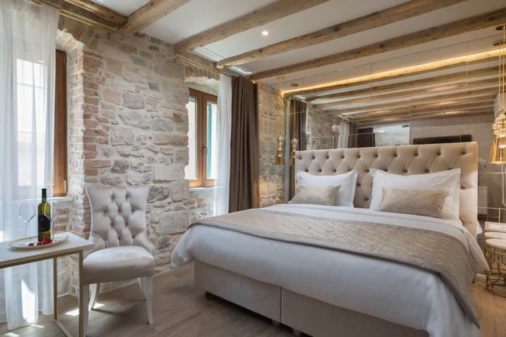 Le Premier Luxury Rooms - Exclusive Self-Serviced Residence