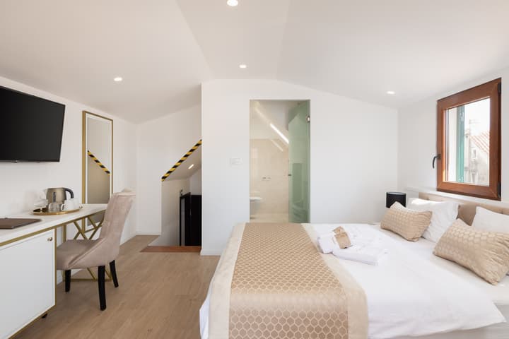 Le Premier Luxury Rooms - Exclusive Self-Serviced Residence