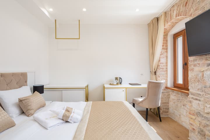 Le Premier Luxury Rooms - Exclusive Self-Serviced Residence