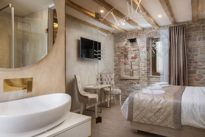 Le Premier Luxury Rooms - Exclusive Self-Serviced Residence