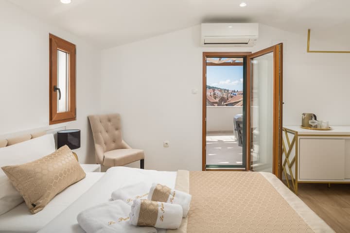 Le Premier Luxury Rooms - Exclusive Self-Serviced Residence