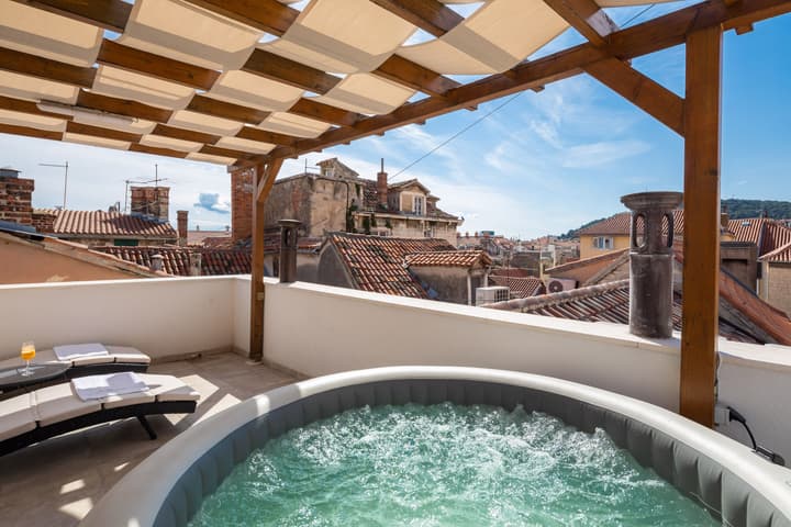 Le Premier Luxury Rooms - Exclusive Self-Serviced Residence