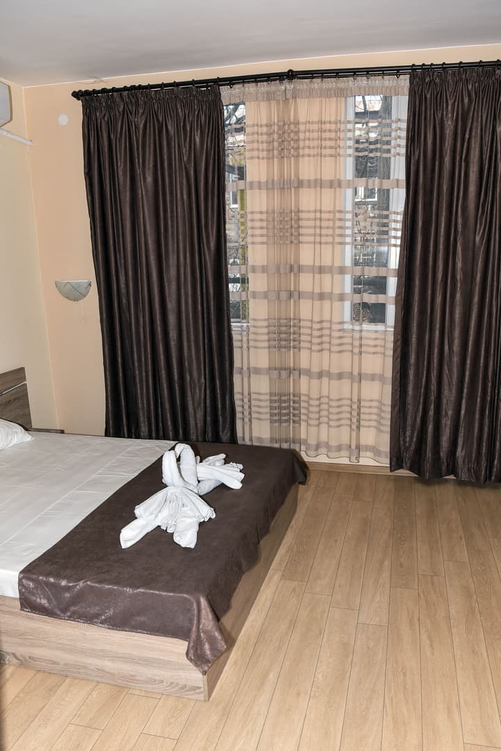 Twain Apart & Rooms