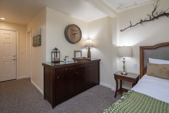 Vendange Carmel Inn & Suites