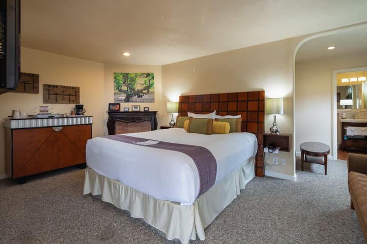 Vendange Carmel Inn & Suites