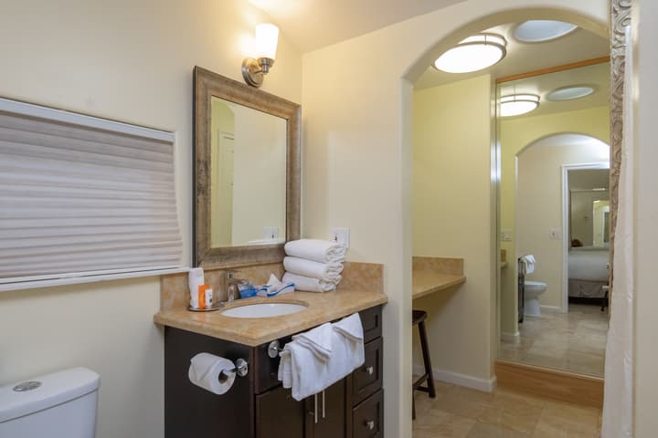Vendange Carmel Inn & Suites