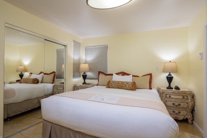 Vendange Carmel Inn & Suites