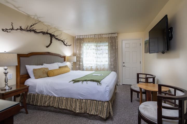 Vendange Carmel Inn & Suites