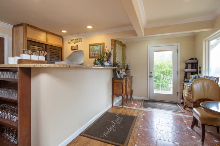 Vendange Carmel Inn & Suites