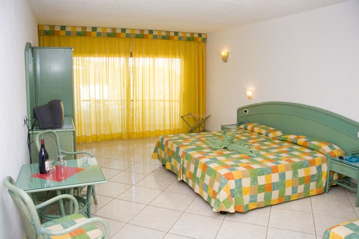 Aparthotel Esquinzo Y Monte Del Mar