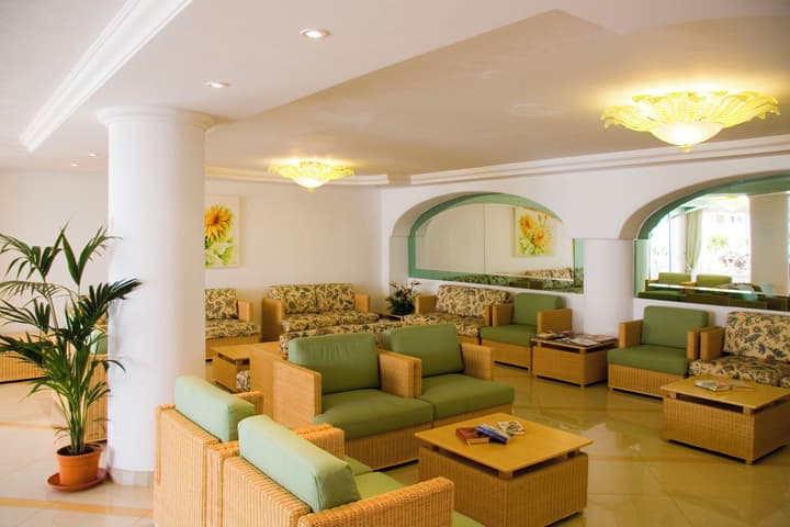 Aparthotel Esquinzo Y Monte Del Mar