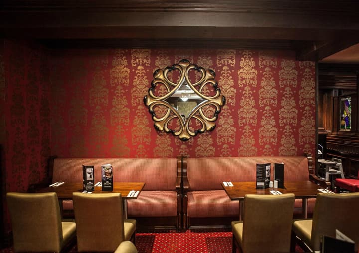 Dillons Hotel