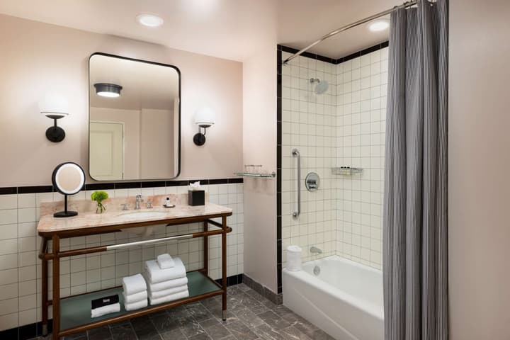 The Candler Hotel Atlanta, Curio Collection by Hilton