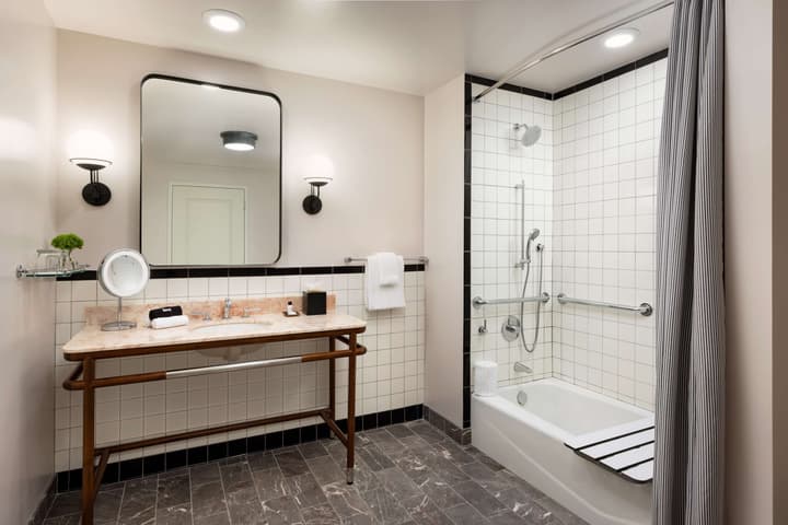 The Candler Hotel Atlanta, Curio Collection by Hilton