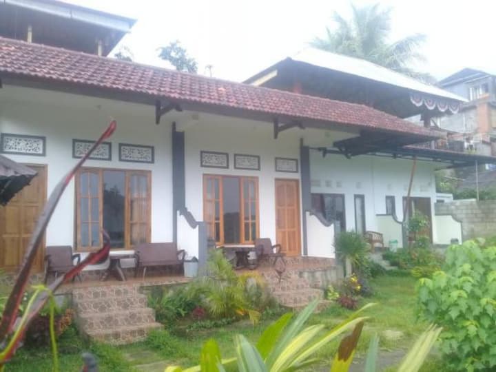 Aris Homestay and Warung Made