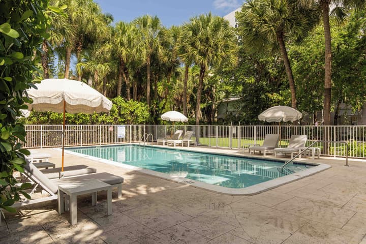 Miami River Inn By Renzzi