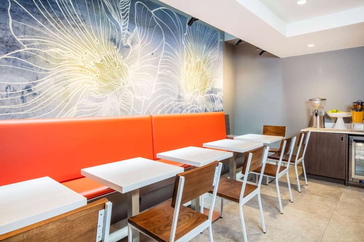 La Quinta Inn & Suites by Wyndham Times Square South