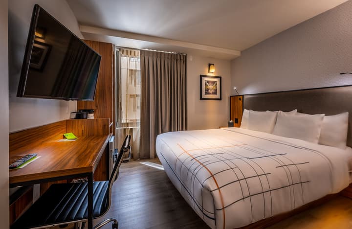 La Quinta Inn & Suites by Wyndham Times Square South