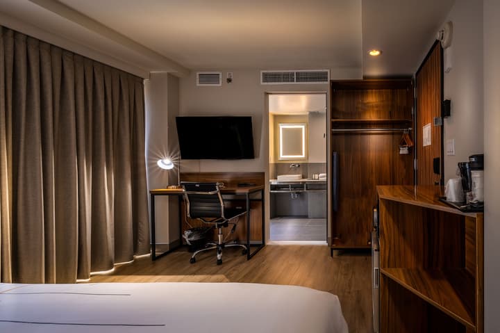 La Quinta Inn & Suites by Wyndham Times Square South