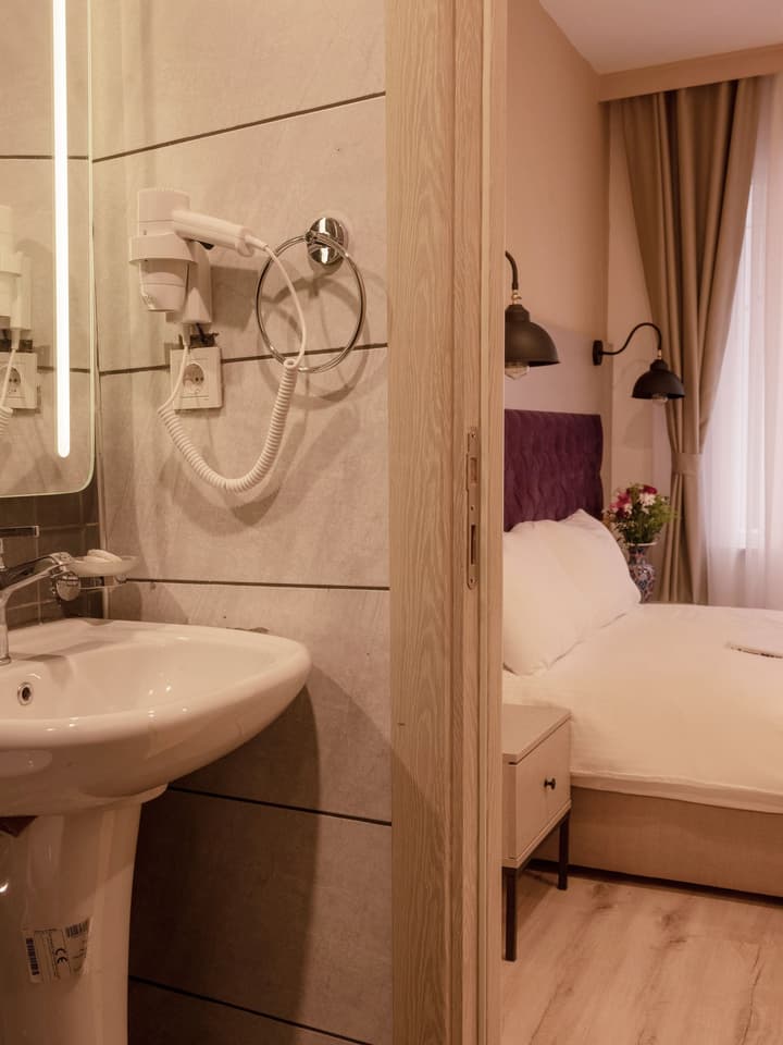 The Lola Hotel