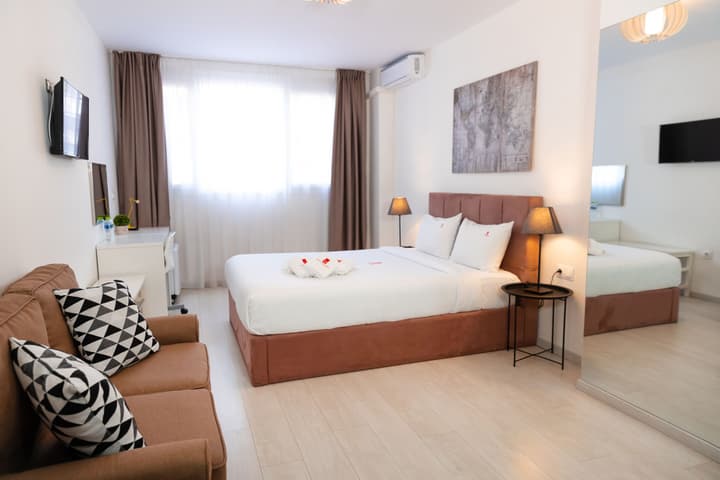 City Plaza Apartments & Rooms