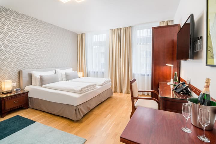 Best Western Plus Celebrity Suites