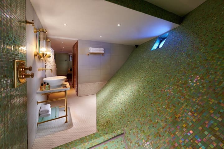 Fingal - A Luxury Floating Hotel