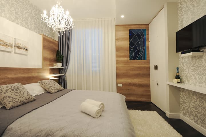 Silver & Gold Luxury Rooms