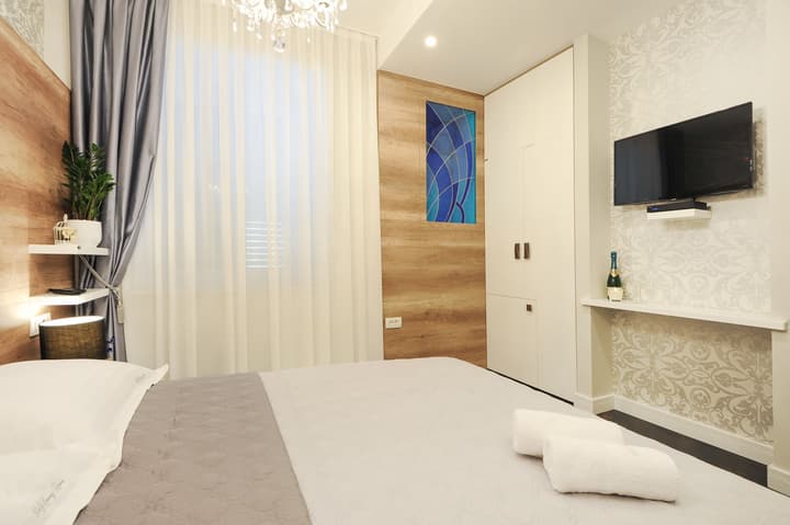 Silver & Gold Luxury Rooms