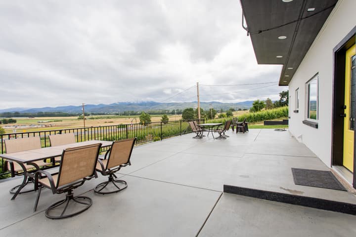 Hummingbird Estate Wine & Suites