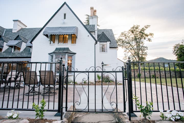 Hummingbird Estate Wine & Suites