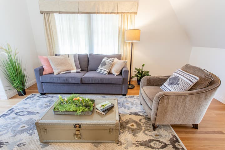 Hummingbird Estate Wine & Suites