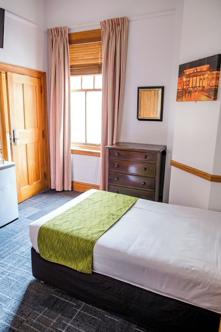 The Cambridge Hotel & Backpackers