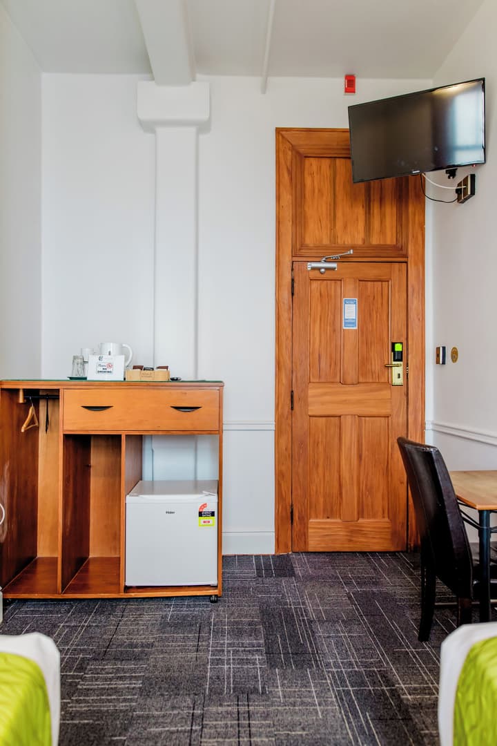 The Cambridge Hotel & Backpackers