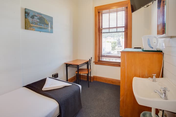 The Cambridge Hotel & Backpackers