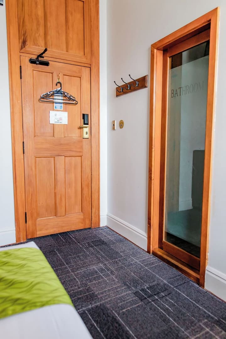 The Cambridge Hotel & Backpackers