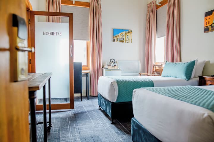 The Cambridge Hotel & Backpackers